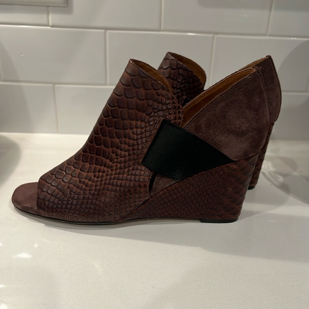 Donald Pliner Lizzy Snakeskin Leather Brown
Wedge Sandal! Gorgeous! Size 9.5